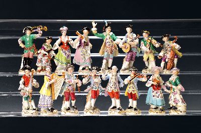 Die Galante Kapelle, 16 Figuren, Meissen, Entw. J.J. Kaendler um 1754/55, Ausführung nach 1945, 1.Wahl, Porzellan, polychrom handbemalt und ...