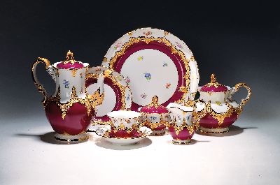 Kaffeeservice, Meissen, B-Form, für 6 Personen, 2.H.20. Jh., roter Fond, Streublümchendekor, matt- und glanzvergoldet: große Kaffeekanne, ...