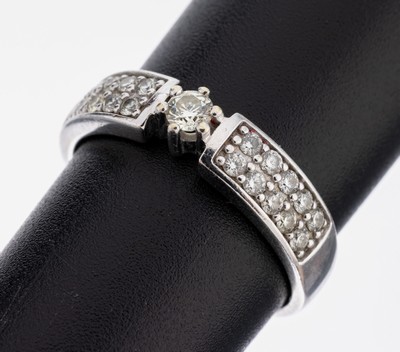 14 kt Gold Brillant Ring, WG 585/000, mittiger Brillant ca. 0.10 ct Weiß/si, Ringschultern bes. mit 20 Brillanten zus. ca. 0.26 ct Weiß/si, RW 56, ...