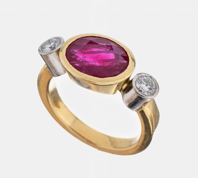 18 kt Gold Rubin-Brillant-Ring, GG/WG 750/000, qualitätvolle Verarbeitung, ovalfacett. Rubin ca. 3.20 ct, l. oberflächliche Kratzer auf Tafel, 2 ...