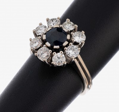 14 kt Gold Saphir-Brillant-Ring, 1970er Jahre, WG 585/000, mittig ovalfacett. Saphir ca. 1.0 ct, 8 Brillanten zus. ca. 1.15 ct Weiß/p, RW 52, ca. ...