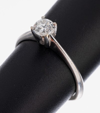 14 kt Gold Brillant-Ring, WG 585/000, schlichtes Design, Brillant ca. 0.46 ct (grav.) Weiß/si, RW 55, ca. 2.5 g