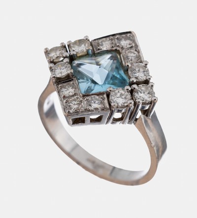 14 kt Gold Topas-Brillant-Ring, WG 585/000,mittig facett. Blautopas (beh.) ca. 1.30 ct, 12 Brillanten zus. ca. 0.72 ct Weiß/si, RW 54, ca. 4.8 g