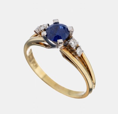 14 kt Gold Saphir-Brillant-Ring, GG/WG 585/000, mittig in WG gefasster rundfacett. Saphir ca. 0.90 ct, Stein sollte nachgefasst werden, 4 in WG ...