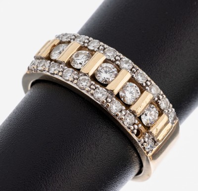 14 kt Gold Brillant-Ring, GG 585/000, qualitätvolle Verarbeitung, mittig 5 Brillanten zus. ca. 0.35 ct Weiß/vs, 19 Brillanten zus. ca. 0.38 ct ...