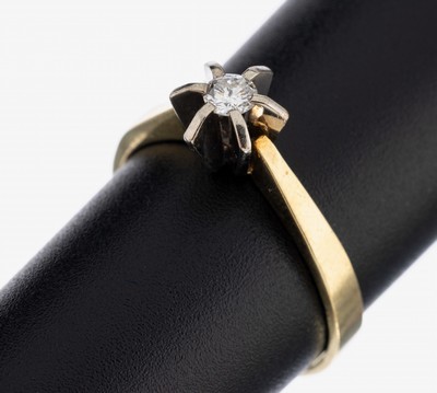 14 kt Gold Brillant-Ring, GG/WG 585/000, in WG gefasster Brillant ca. 0.15 ct (grav.) Weiß/vs, RW 57, ca. 3.4 g