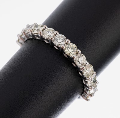 18 kt Gold Brillant-Ring, WG 750/000, 12 in Reihe gefasste Brillanten zus. ca. 1.20 ct Weiß-get./si, RW 55, ca. 2.8 g, Meistermarke ZA unged.