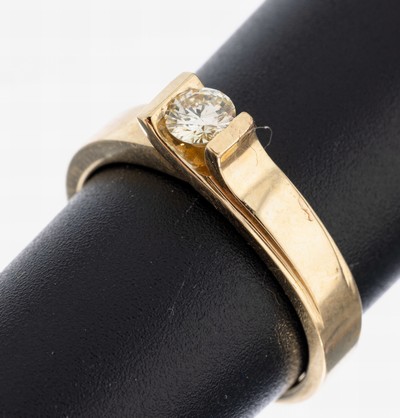 14 kt Gold Brillant-Ring, GG 585/000, Spannringoptik, asymmetrisches Design, Brillant ca. 0.25 ct get./si, RW 55, ca. 4.9 g