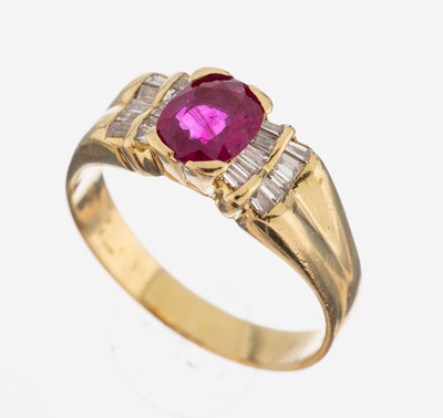 18 kt Gold Rubin-Diamant-Ring, GG 750/000, mittig erhaben gefasster ovalfacett. Rubin (beh.) ca. 1.0 ct ct, Stein sollte nachgefasstwerden, 20 ...