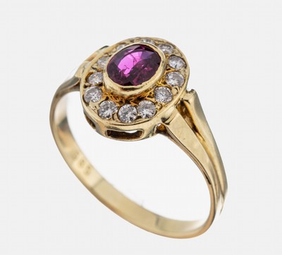14 kt Gold Rubin-Brillant-Ring, GG 585/000,mittig erhabener ovalfacett. Rubin ca. 0.90 ct, 12 Brillanten zus. ca. 0.24 ct Weiß/p, RW 57, ca. 3.3 g