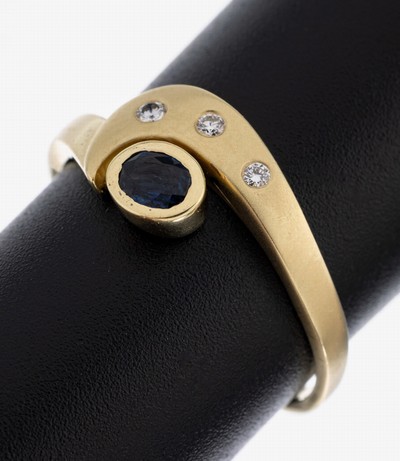 14 kt Gold Saphir-Brillant-Ring, GG 585/000part. sat., asymmetrische Gestaltung, ovalfacett. Saphir ca. 0.25 ct, 3 Brillanten zus. ca. 0.05 ct ...