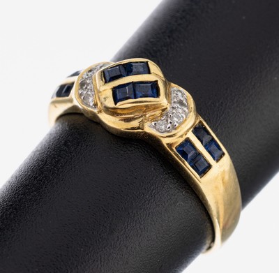 18 kt Gold Saphir-Brillant-Ring, GG 750/000, 12 Saphir-Carrees zus. ca. 0.15 ct, 8 Brillanten in rhod. Fassungen zus. ca. 0.04 ct Weiß/p, RW 54, ...