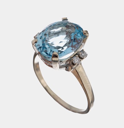 14 kt Gold Aquamarin-Brillant-Ring, WG 585/000, mittig erhaben gefasster ovalfacett. Aquamarin ca. 5.0 ct, Stein sollte nachgefasst werden etwas ...