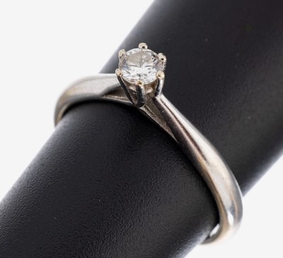 14 kt Gold Brillant-Ring, WG 585/000, schlichtes Design, hoch aufgebauter Ringkopf, Brillant ca. 0.20 ct Weiß/si, RW 53, ca. 2.6 g, in Ringschiene ...