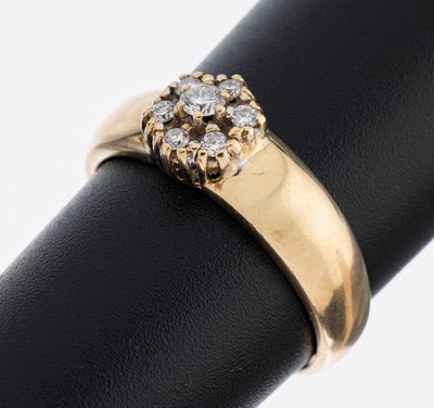 14 kt Gold Brillant-Ring, GG 585/000, 7 Brillanten zus. ca. 0.20 ct Weiß/si, RW 56, ca. 4.4 g