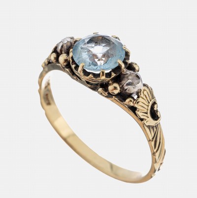 14 kt Gold Topas-Diamant-Ring, GG 585/000, nach älterem Vorbild, mittig rundfacett. Blautopas, 2 kl. in Silber gefasste Diamantrosen, RW 53, ca. ...