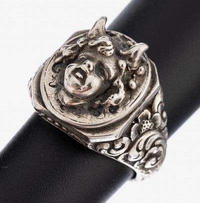 Ausgefallener Ring, 925er Silber, ovaler Ringkopf mit plastischer Darstellung eines gehörnten Kinderkopfes, Ringschultern mit Rocaillen, Blüten ...