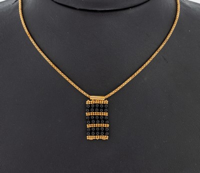 18 kt Gold Onyx-Collier, GG 750/000, bewegl. Anhänger mit Onyx-Kugeln, L. ca. 44 cm, Karabinerschließe, ca. 5.6 g