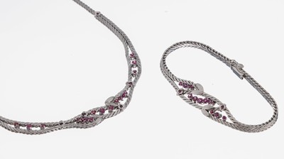 14 kt Gold Rubin-Schmuckset, WG 585/000, floral gestaltet, best. aus: Collier, Mittel teil bes. mit kl. rundfacett. Rubinen, L. ca. 44 cm, ...