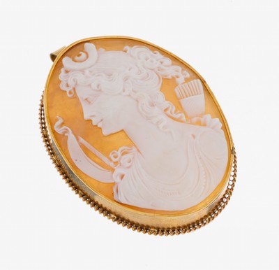 14 kt Gold Kamee-Brosche, um 1910, GG 585/000 gepr., ovale Muschelkamee, Darstellungder Diana, schlichte Fassung mit Kordelrand, ca. 6.5 x 5 cm, ...