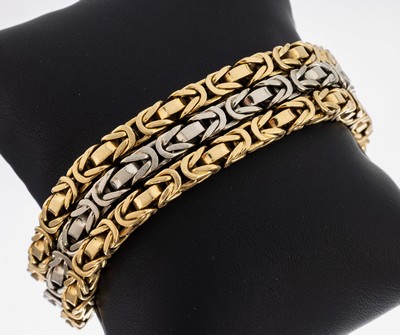18 kt Gold Armband, GG/WG 750/000, 3-rhg. Königskette, part. sat., schwere qualitätvolleVerarbeitung, L. ca. 19.5 cm, Kastenschloß mit2 ...