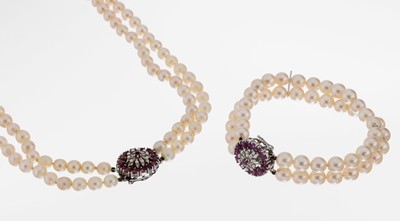 14 kt Gold Akoyazuchtperl-Rubin-Schmuckset, WG 585/000, best. aus: 1 2-rhg. Collier, L. ca. 46 cm, Kastenschloss mit Sicherheitsacht, ...