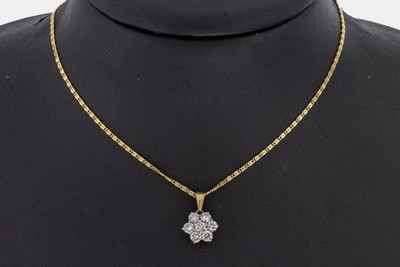 14 kt Gold Brillant-Anhänger, GG/WG 585/000, 7 in WG gefasste Brillanten zus. ca. 1.05 ct feines Weiß-Weiß/p, an Kette L. ca. 45cm, ...