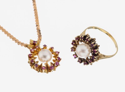 14 kt Gold Perl-Rubin-Schmuckset, GG 585/000, best. aus: Collier, L. ca. 40 cm, Federringschließe, und Ring, RW 54, jew. mit Zuchtperle, umgeben ...