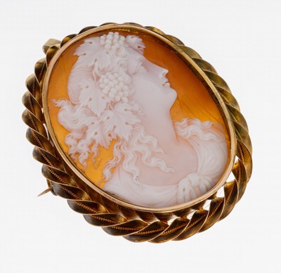 14 kt Gold Kamee-Brosche, um 1920, GG 585/000 gepr., ovale Muschelkamee, Darstellungeiner Bacchantin, Klebespuren, Fassung aus gedrehten Elementen, ...