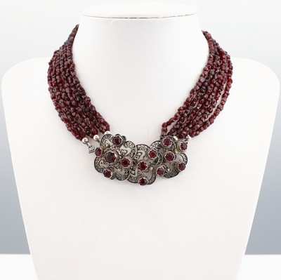 Granat-Collier, Böhmen um 1880-1900, 6-rhg.facett. Granate, Steckschließe aus Filigranarbeit, Silber gepr., mit roten facett. Glassteinen, L. ca. ...
