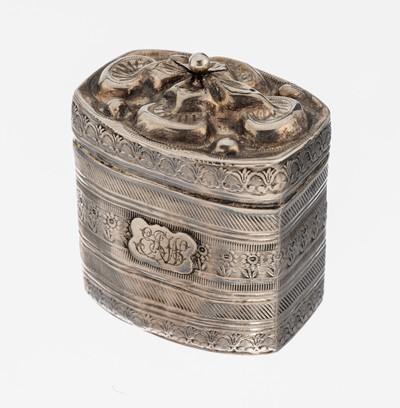 Pillendose, Niederlande um 1890, 833er Silber, umlaufende Zierbänder in versch. Mustern, Deckel mit vierpassiger Blüte, Monogrammfeld mit grav. ...