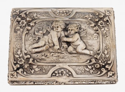 Tabatiere, Hanau um 1890-1900, 800er Silber, Deckel mit Relief, Darstellung mit 2 Putti, Blüten, Blättern und Voluten, Rand mit umlaufendem ...