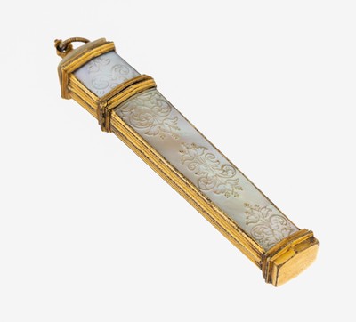 Nadelbehälter, wohl Frankreich um 1850, Metall verg., Korpus mit Perlmutt, florale Ornamentik, Deckel mit Anhängeröse, L. ca. 10 cm, Vergoldung ...