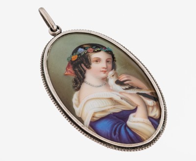 Anhänger mit Porzellanmalerei, um 1900, Silber gepr., ovale Porzellanmalerei, Darstellung einer jungen Dame mit Vogel, schlichte Fassung mit ...