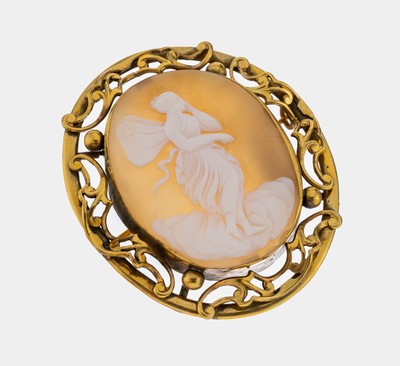 Kamee-Brosche, um 1900, Metall verg., ovaleMuschelkamee, Darstellung der Psyche mit wehendem Kleid, Fassung durchbrochen mit Rocaillen, min. besch., ...