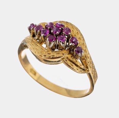 18 kt Gold Rubin-Ring, 1960er Jahre, GG/WG 750/000, Oberfläche part. strukt., 11 kl. rundfacett. Rubine, wohl Synthesen, RW 54, ca.5.3 g
