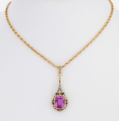 14 kt Gold Farbstein-Anhänger, GG 585/000 gepr., länglich, Fassung durchbrochen mit kl. Blüten, facett. synth. Spinell, L. ca. 3 cm, an Kette, GG ...