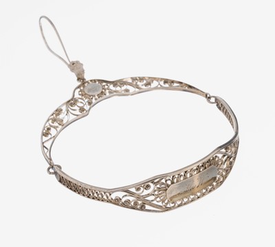 Antiker Rockhalter, dat. 1881, Silber gepr., aufwendige Filigranarbeit, bewegl. gelagerter Ring, in diesen wird der Stoff gerafft und wird ...