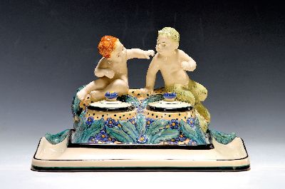 Tintenzeug, Karlsruher Majolika, Nr. 1157, Entwurf Wilhelm Süs, mit zwei vollplastischen Amoretten u. Vergißmeinnichtdekor, ohne Glaseinsätze, ca. ...