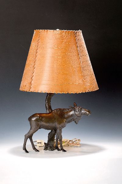 Tischlampe, deutsch, um 1910, Fuß Bronze in Form eines vollplastischen Elches und eines Baumes, Elektr. nicht geprüft, Schirm Leder, Gesamth. ca. ...