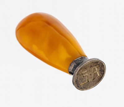 Bernstein-Petschaft, um 1900, Handgabe aus einem Stück Butterscotch Bernstein, von guter Qualität, Petschaft Silber gepr., Monogr. AE, L. ca. 6.5 ...