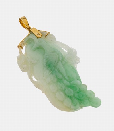 18 kt Gold Jade-Anhänger, GG 750/000, Jade geschnitten und geschliffen, in Form eines Phönix (Fenghuang), reine Glückssymbolik, L. ca. 6 cm, ca. ...