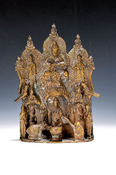 Kleiner Hausaltar, Indien/Himalaya, um 1900, Bronze, mit Tier- und Götterfiguren im Halbrelief, H. ca. 24cm