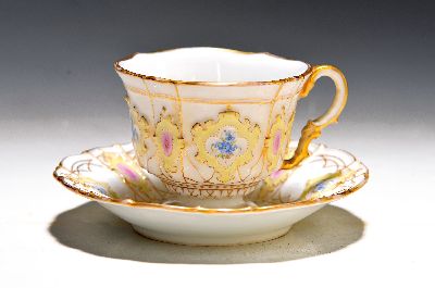 Tasse mit Untertasse, Meissen, um 1880/90, Knaufschwerter, Porzellan, 2. Wahl, reich verzierter Dekor mit verschiedenen Reserven, diese z.T. mit ...