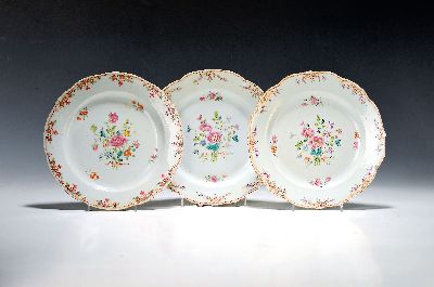 Drei Teller, China, 18. Jh., famille rose, Porzellan, Blumendekor, haarrissig, min. best. und berieben, D. ca. 23 cm