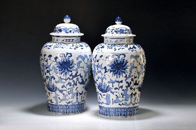 Paar große Deckelvasen, China, nach altem Vorbild, Chrysanthemendekor in blauer Unterglasurbemalung, H. ca. 52 cm, 20. Jh.