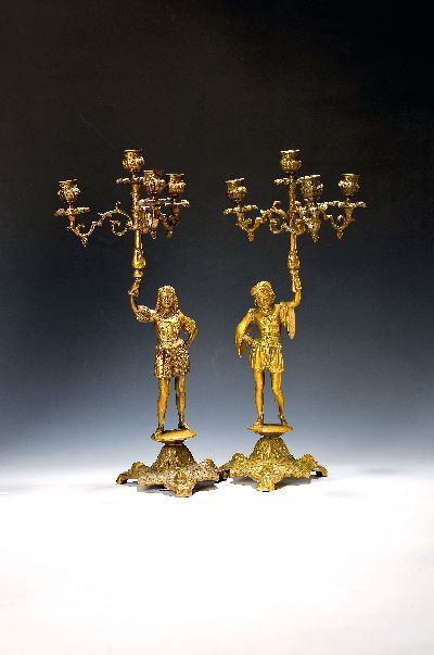 Paar Kerzenleuchter, Frankreich, um 1890, Bronze, mit vollplastischen Landsknechtfiguren, je 4 Brennstellen, H. ca. 46cm