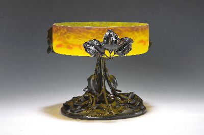 Anbietschale, Frankreich, Degué, um 1910-20, schmiedeeiserne Montur mit Rosenblüten und -blättern, Schale pate-de-verre mit gelben, braunen und ...