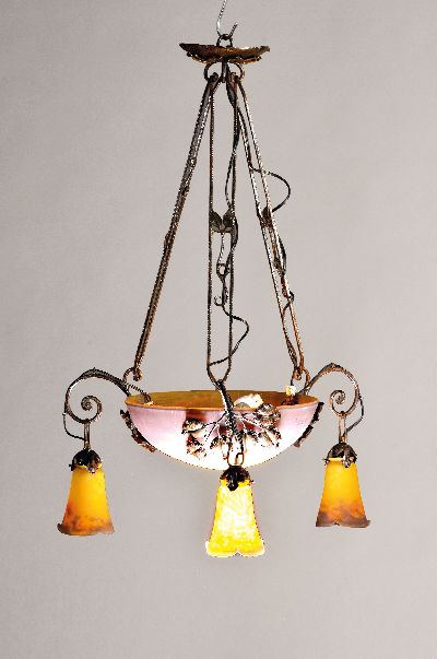 Deckenleuchte, Muller Freres Lunéville, 1920er Jahre, Eisenmontur mit Blätterdekor, Schale und drei Glocken pate-de-verre mit orangefarbenen und ...