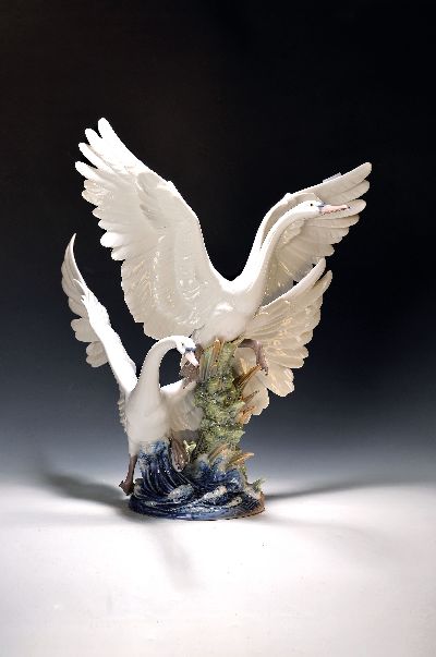 Sehr große Porzellanfigur, Lladro Spanien, auffliegende Schwäne, bunt naturalistisch staffiert, H. ca. 61cm